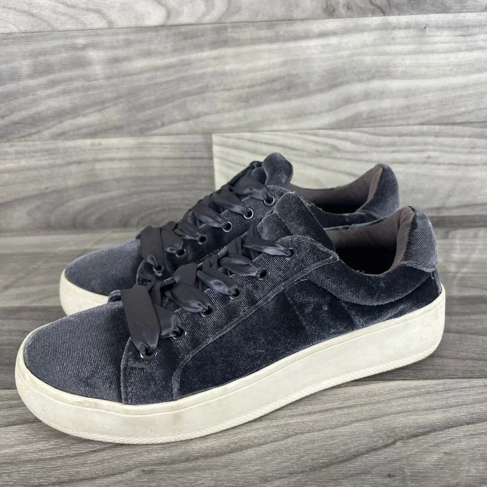 Big Buddha Sneakers Womens‎ 9 Gray Velvet Lace Up Flat Heel Casual Skater